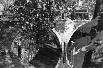 406587 Gezicht op de Weesbrug over de Oudegracht te Utrecht.